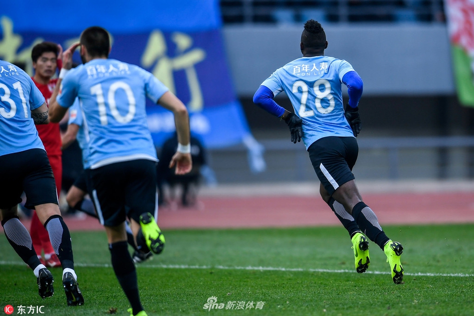 里亚斯科斯庆祝进球