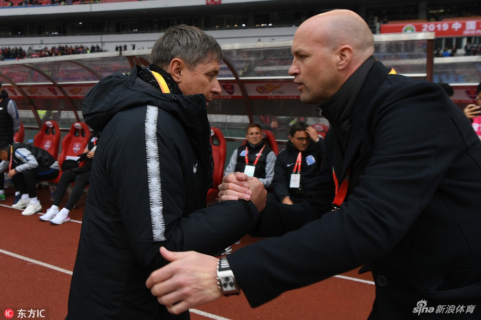 赛前双方主帅握手