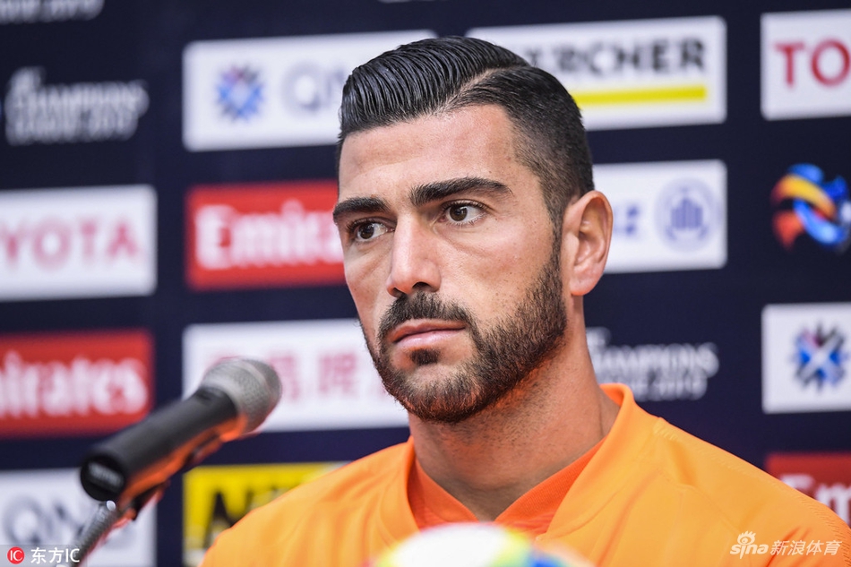 佩莱出席发布会