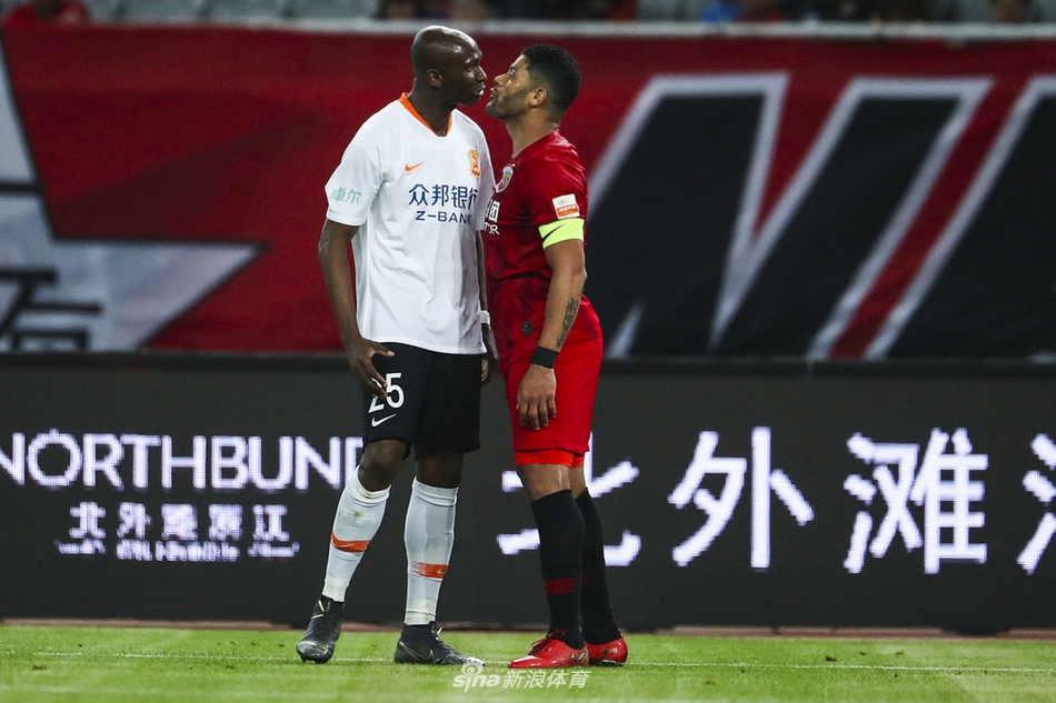 姆比亚胡尔克起争执