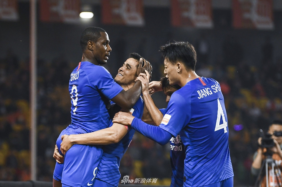 伊哈洛和莫雷诺庆祝