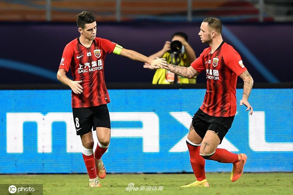 奥斯卡与阿瑙庆祝