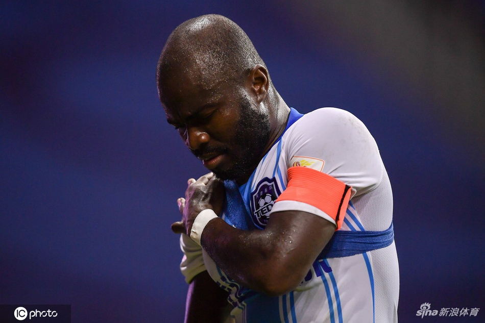 阿奇姆彭肩部受伤