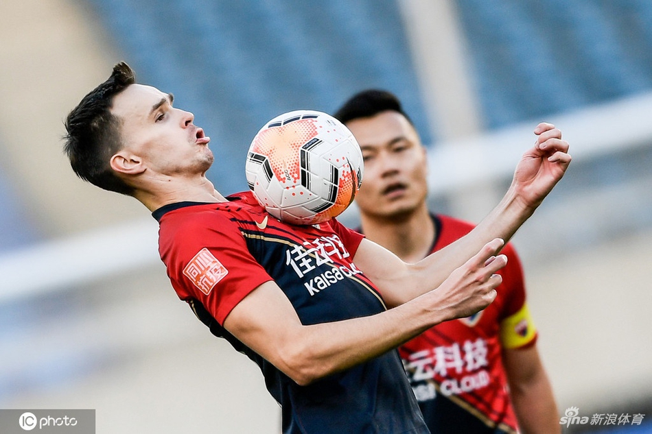 塞尔纳斯胸部停球