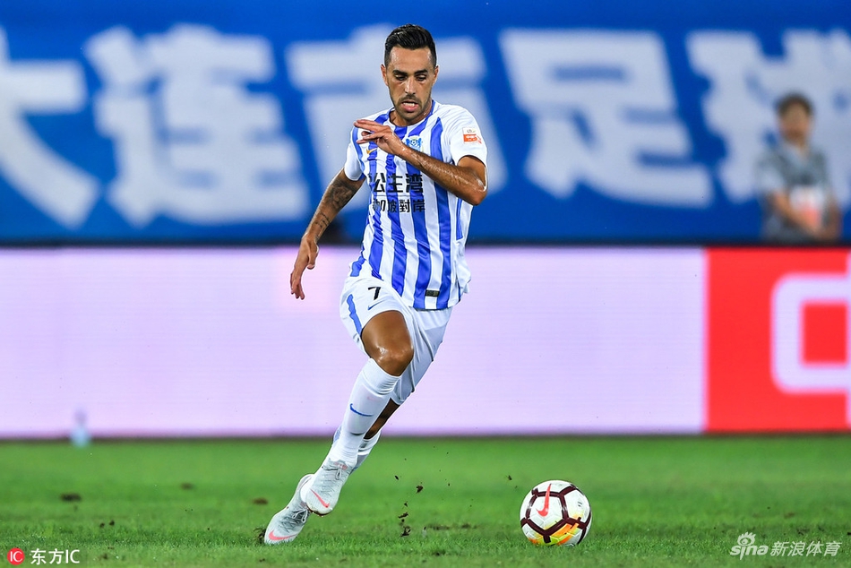 扎哈维带球推进