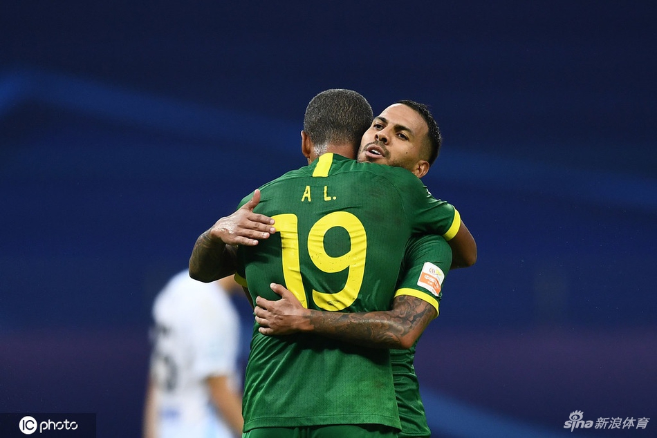 阿兰比埃拉拥抱