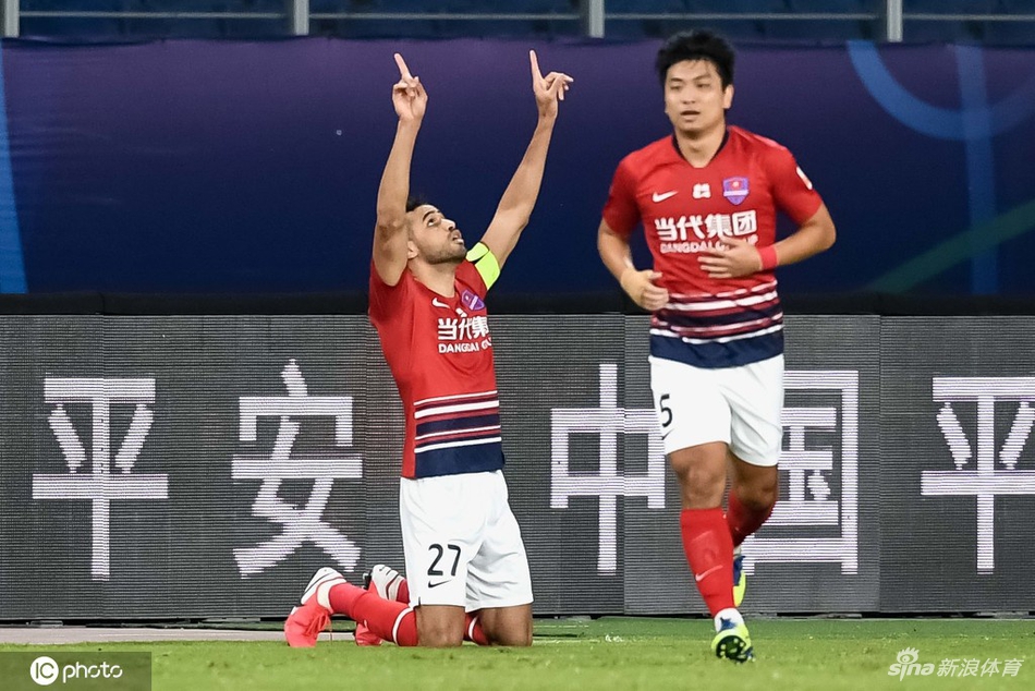 卡尔德克双手指天