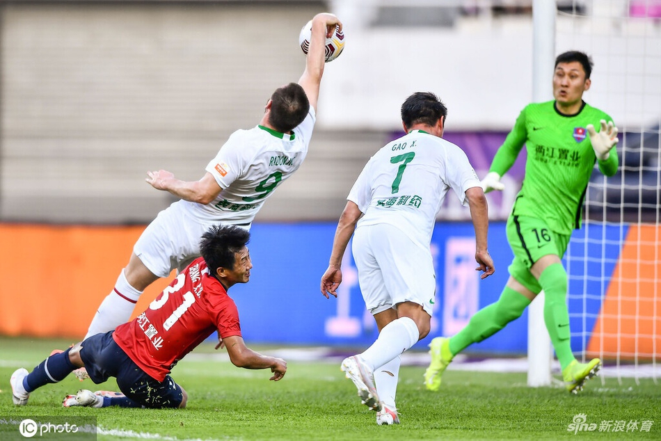 [中超]青岛队1-0重庆两江竞技