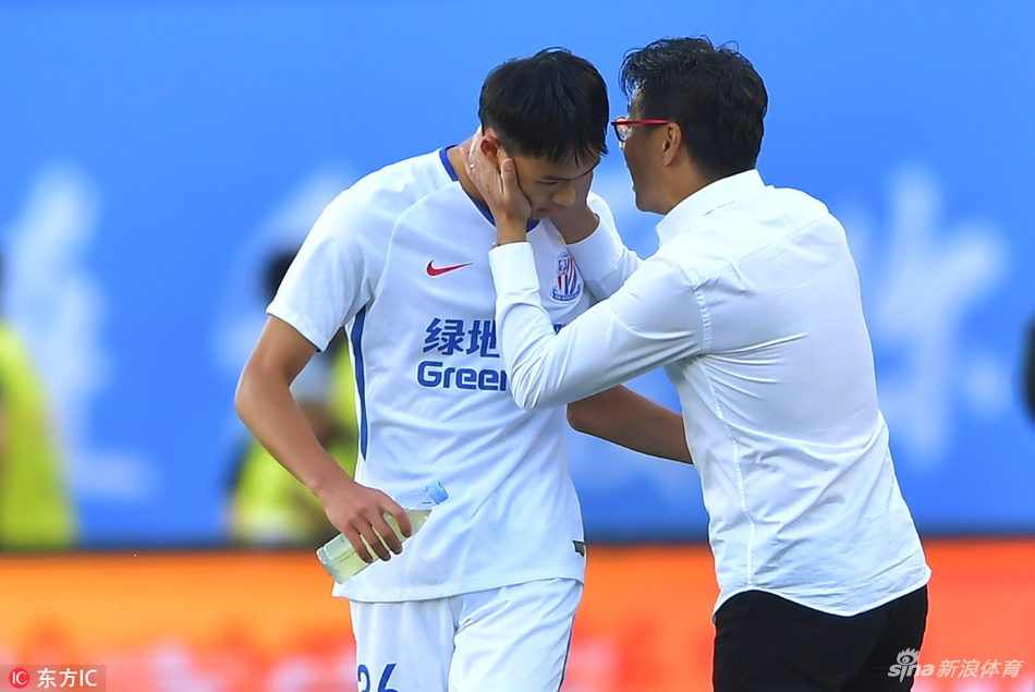 刘若钒与主帅吴金贵庆祝