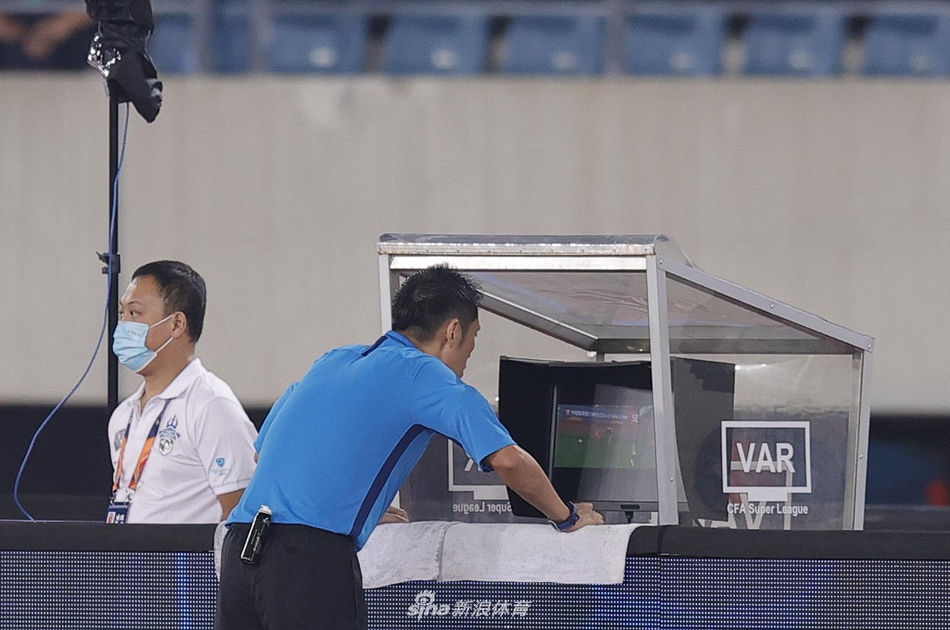 新浪直击洛国富＆戴琳直红被罚下