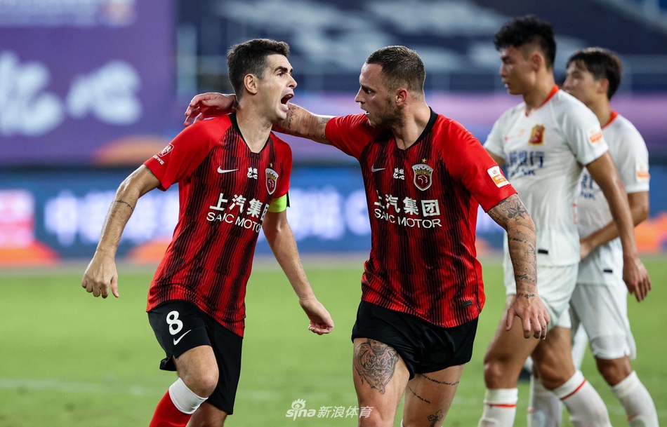 奥斯卡与阿瑙庆祝