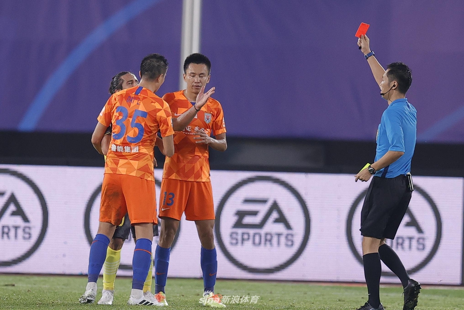 新浪直击洛国富＆戴琳直红被罚下