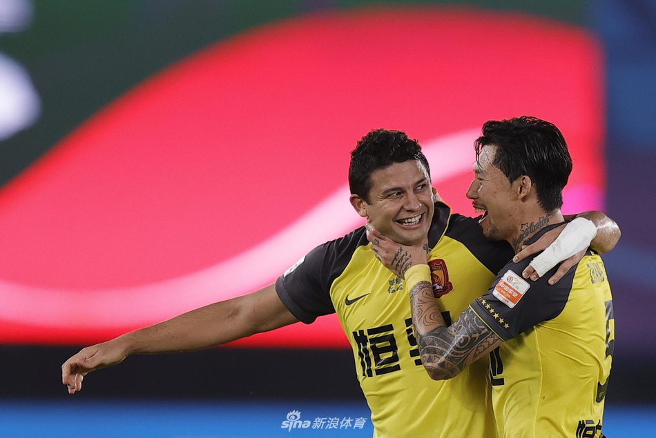 张琳M艾克森庆祝