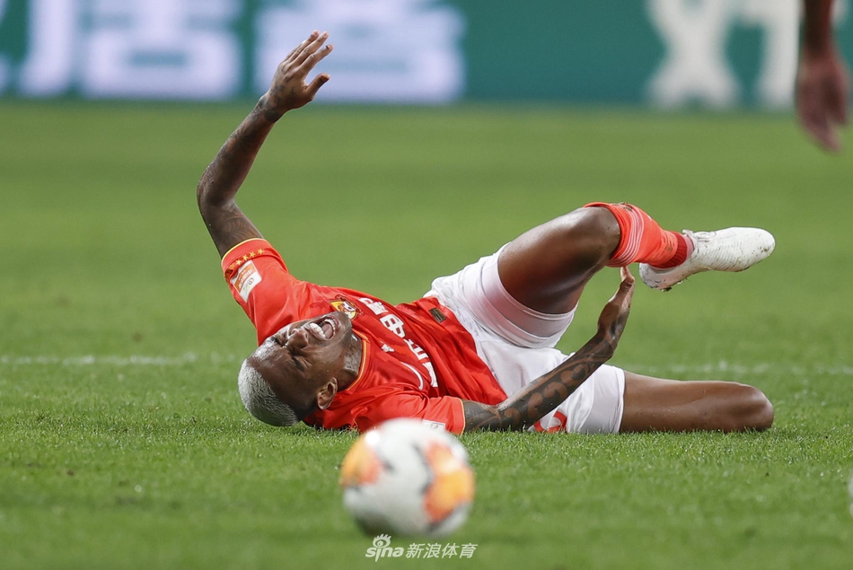 广州塔痛苦倒地