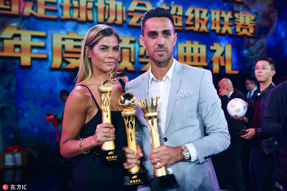 11 1 / 4 2017年11月11日2017中超联赛颁奖典礼,扎哈维获3奖杯与妻子
