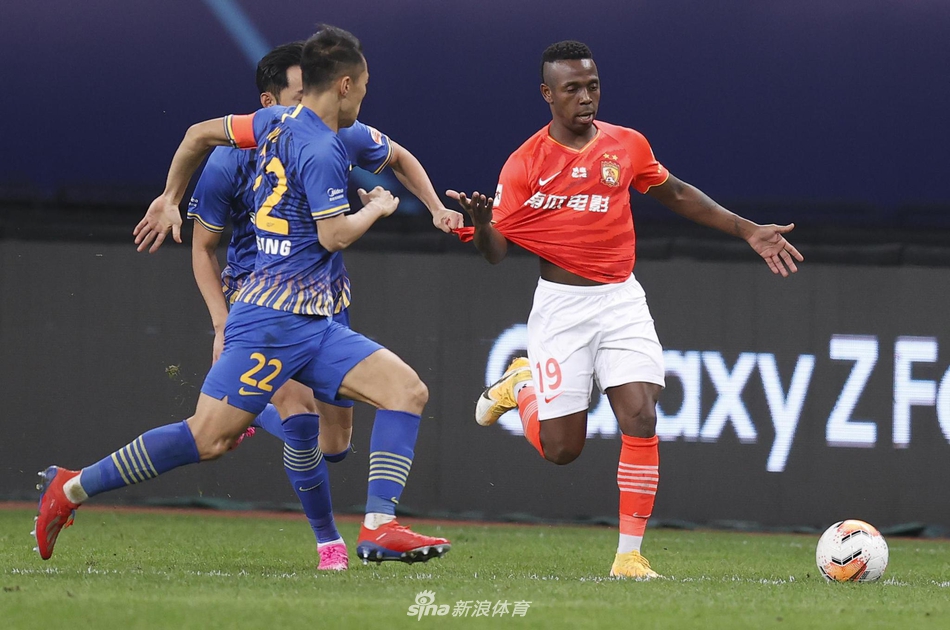 费南多突破被拉拽