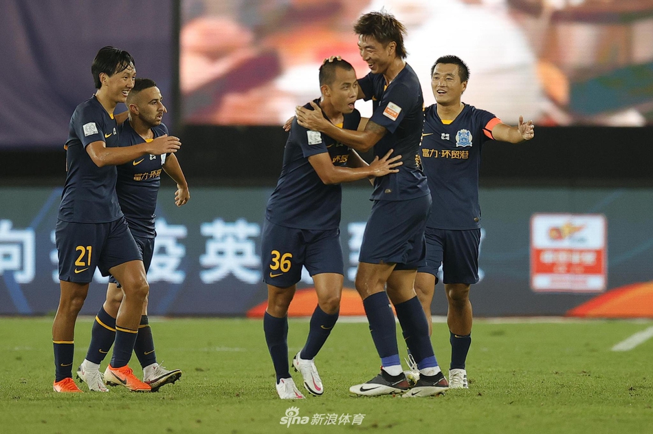 富力众将庆祝进球