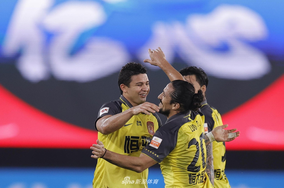 艾克森和洛国富庆祝