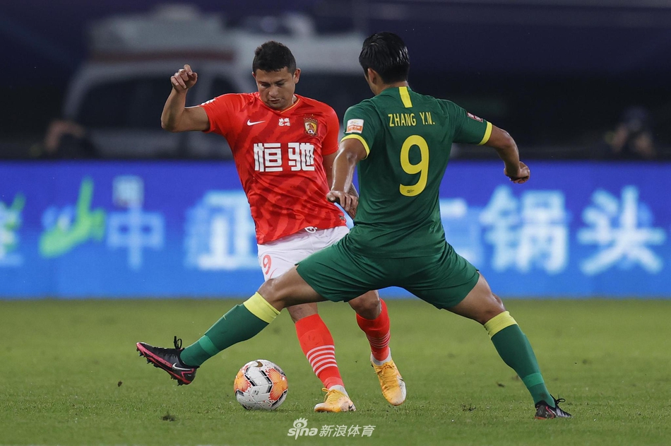 艾克森单挑张玉宁