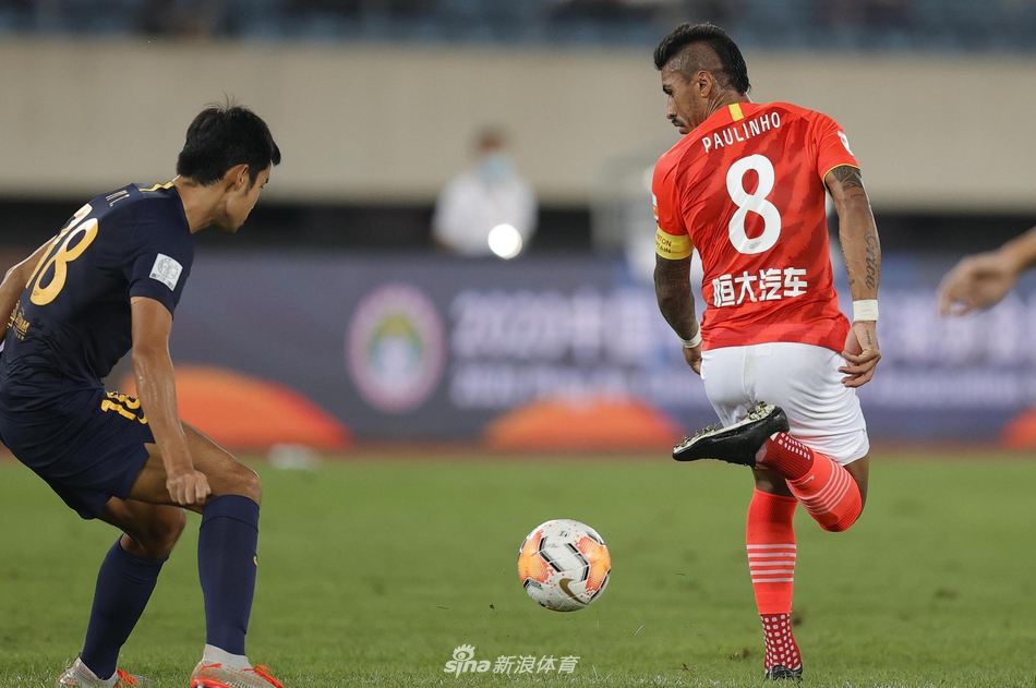 保利尼奥轻巧出球