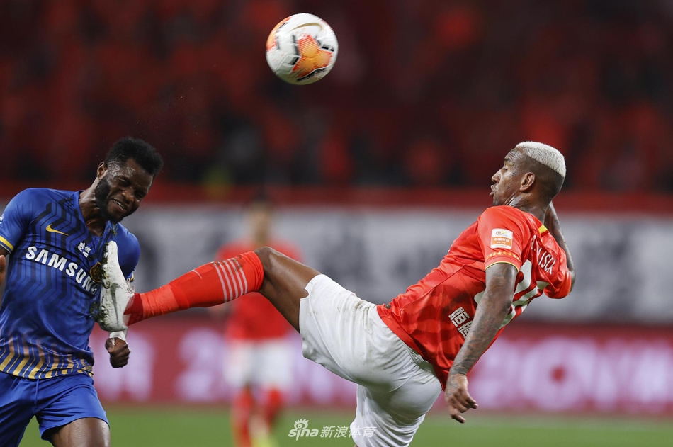 塔利斯卡踢到瓦卡索