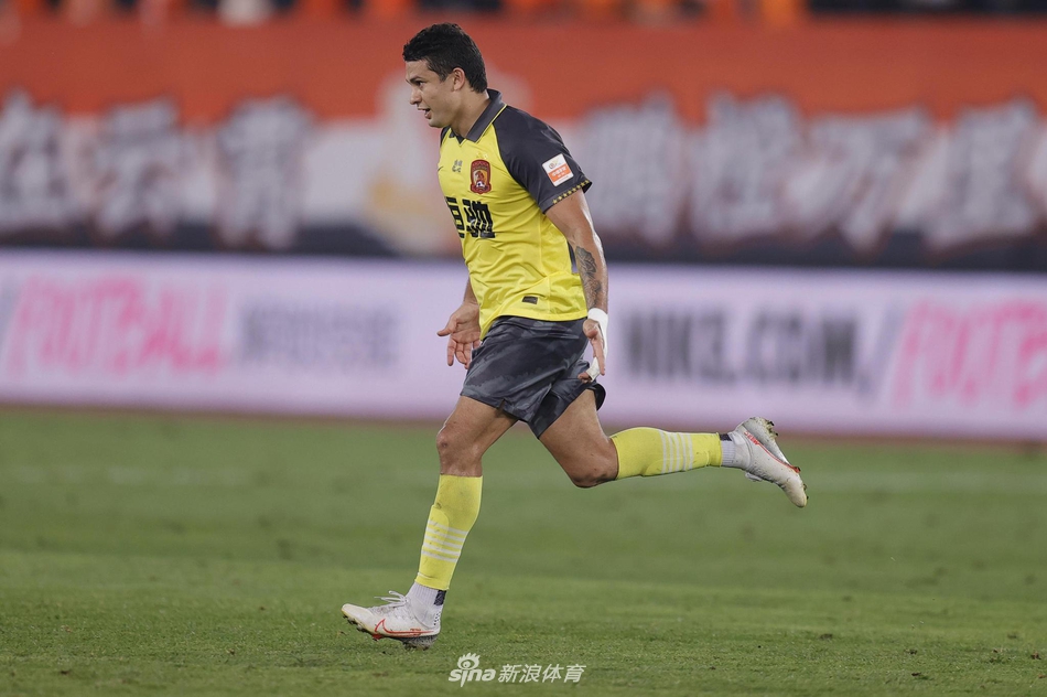 艾克森上演圆月弯刀