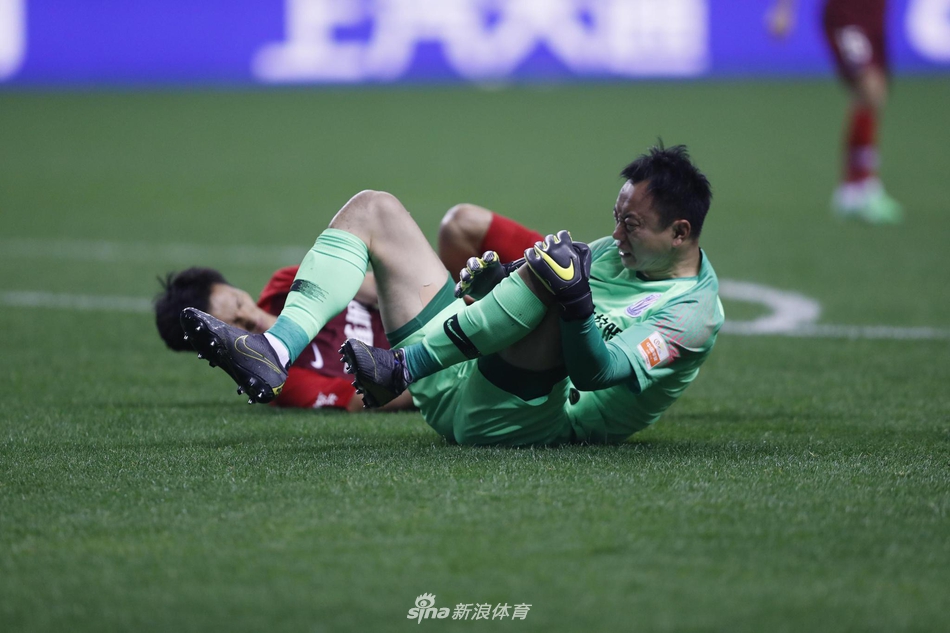 李帅被撞表情痛苦