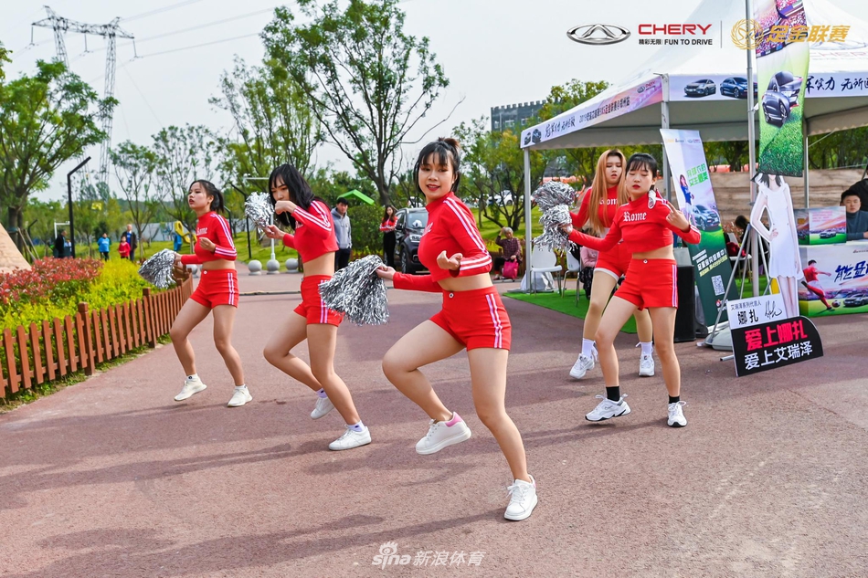 中原美女宝贝热舞助阵足金郑州站