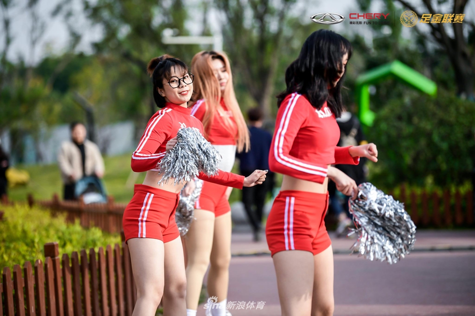 中原美女宝贝热舞助阵足金郑州站