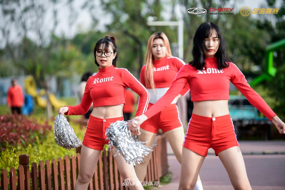 中原美女宝贝热舞助阵足金郑州站