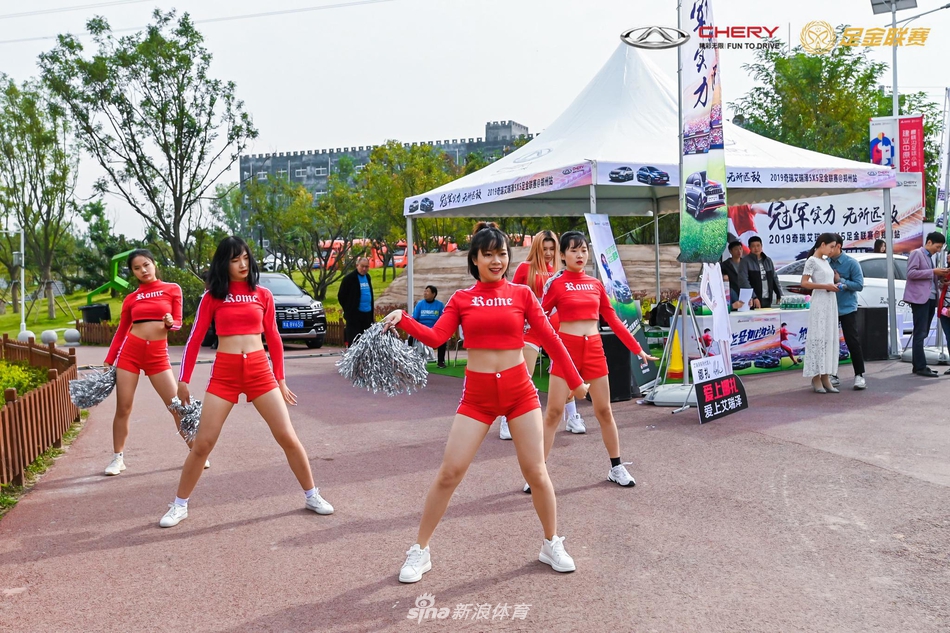 中原美女宝贝热舞助阵足金郑州站