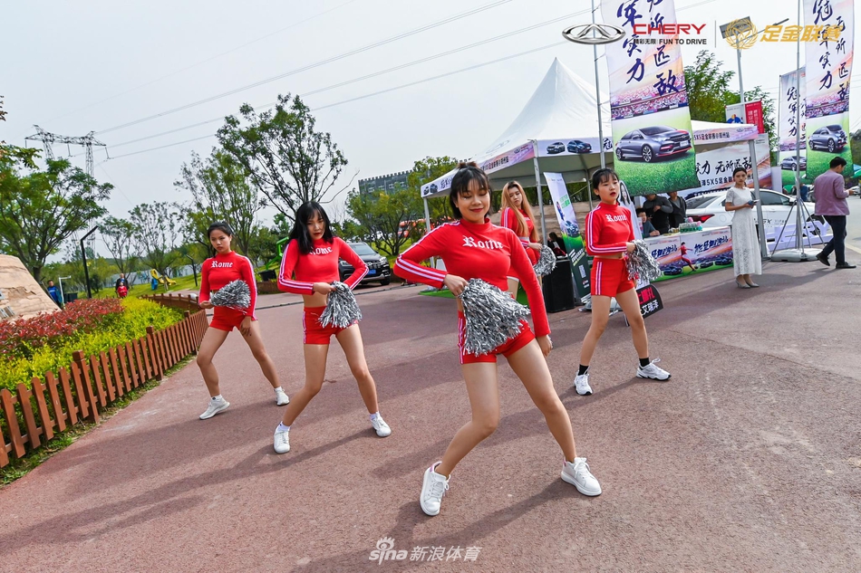 中原美女宝贝热舞助阵足金郑州站