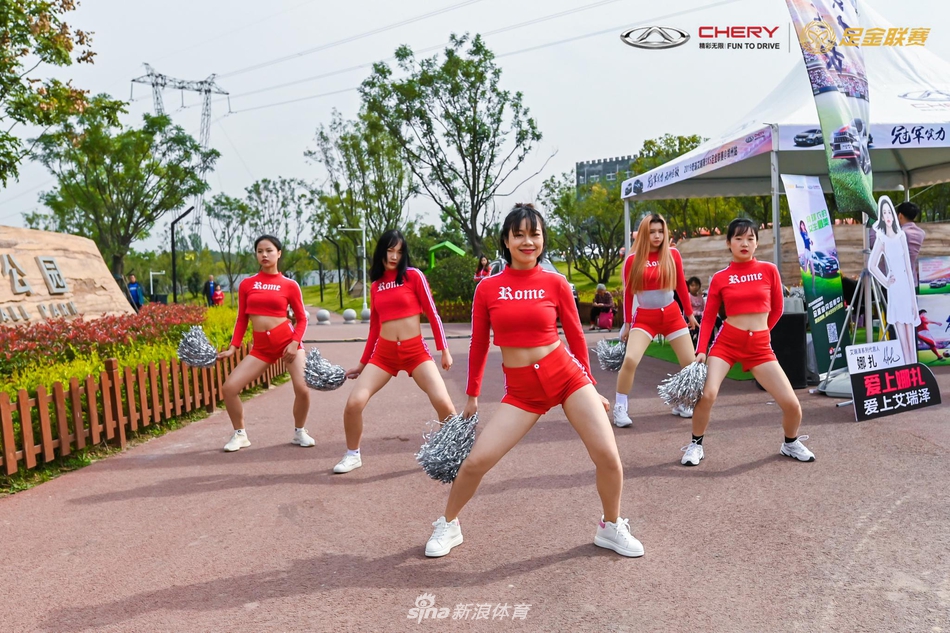 中原美女宝贝热舞助阵足金郑州站