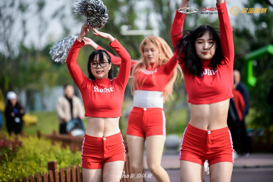 中原美女宝贝热舞助阵足金郑州站