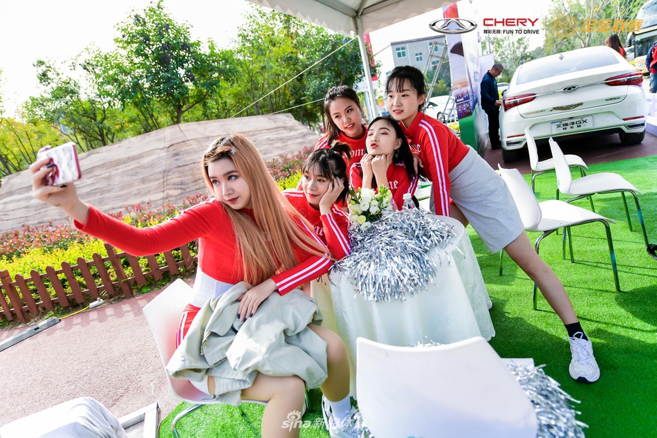 中原美女宝贝热舞助阵足金郑州站