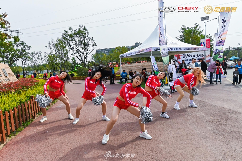 中原美女宝贝热舞助阵足金郑州站