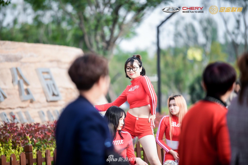 中原美女宝贝热舞助阵足金郑州站