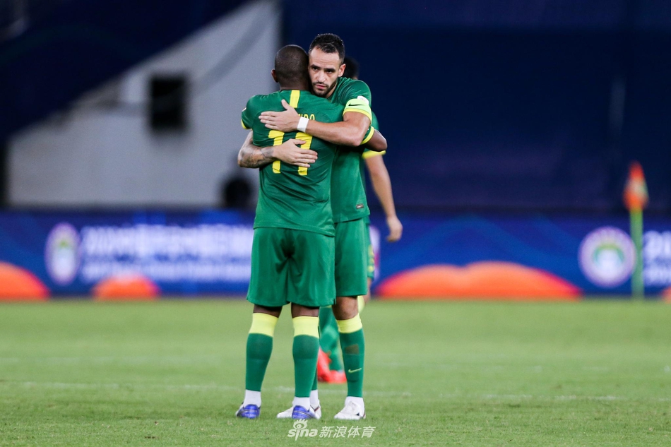 奥古斯托与费尔南多拥抱