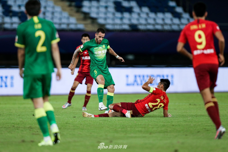 张呈栋铲抢奥古斯托