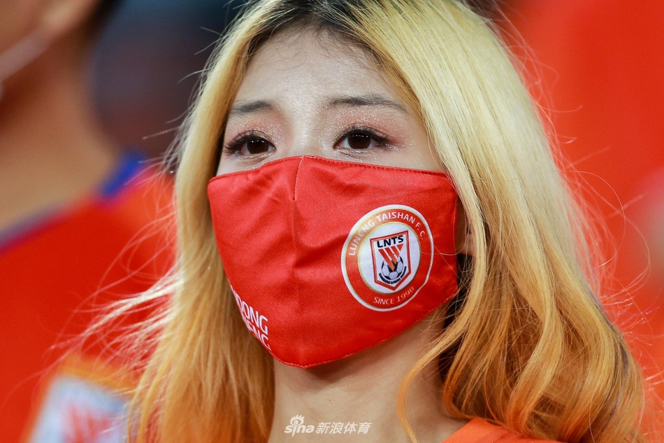 山东美女球迷现场助阵鲁能