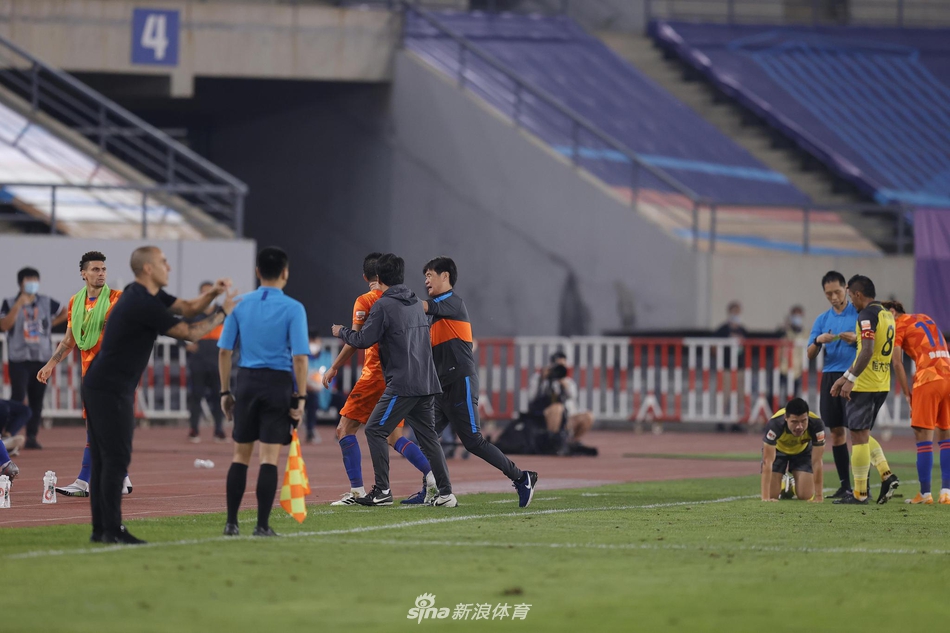 新浪直击洛国富＆戴琳直红被罚下