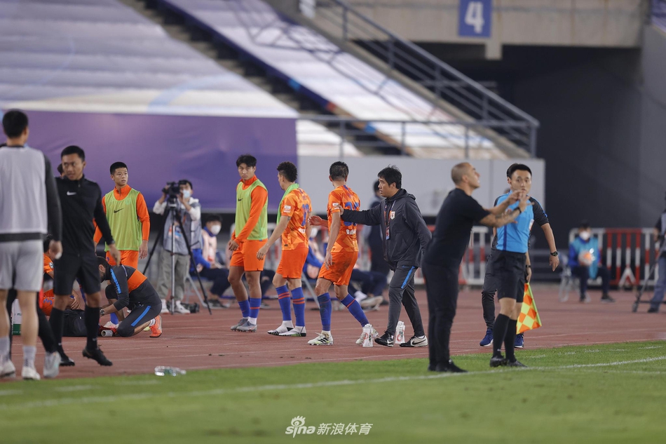 新浪直击洛国富＆戴琳直红被罚下