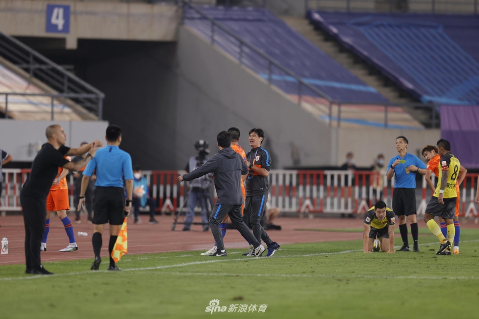 新浪直击洛国富＆戴琳直红被罚下