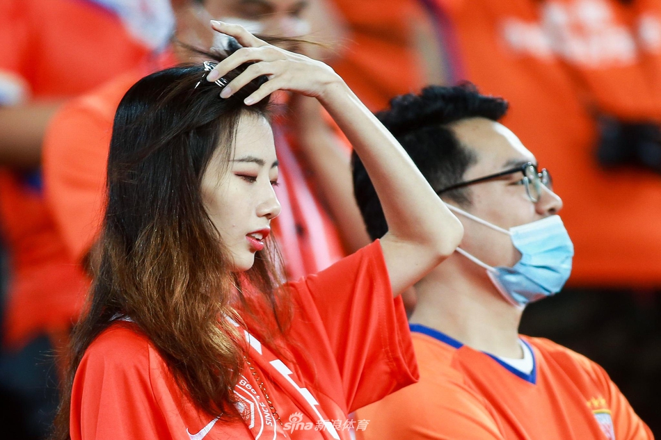 山东美女球迷现场助阵鲁能