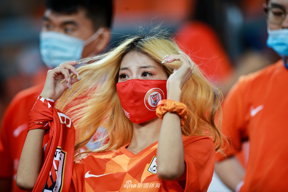 山东美女球迷现场助阵鲁能