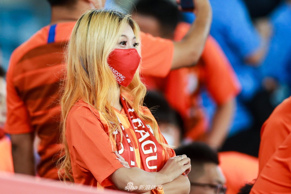 山东美女球迷现场助阵鲁能