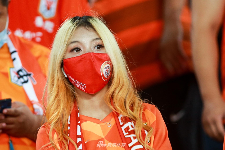 山东美女球迷现场助阵鲁能