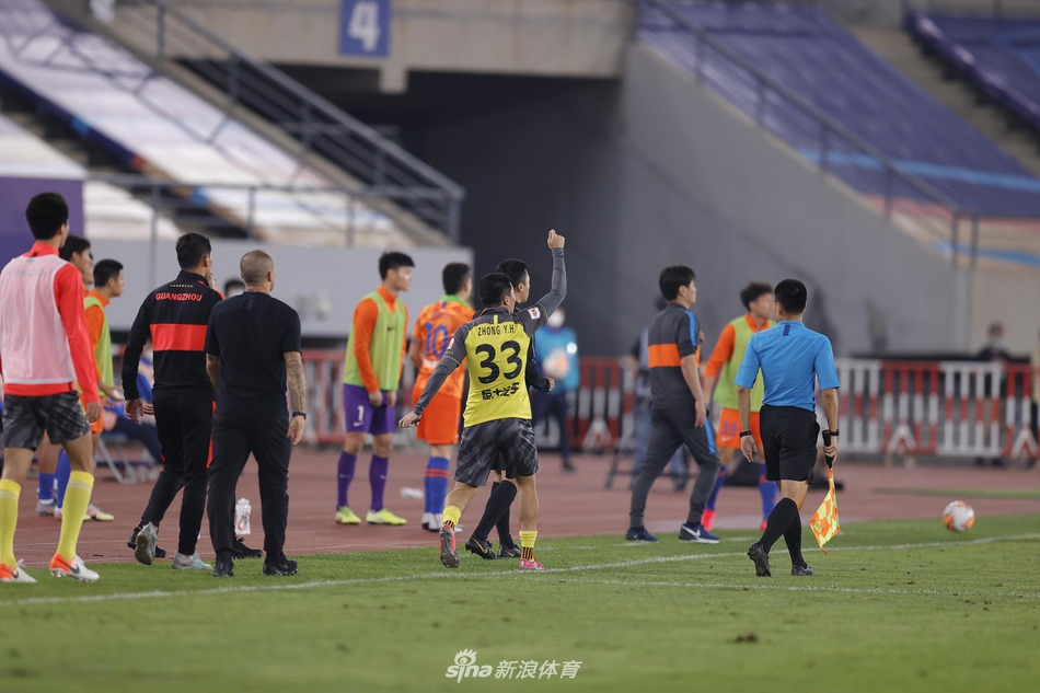 新浪直击洛国富＆戴琳直红被罚下