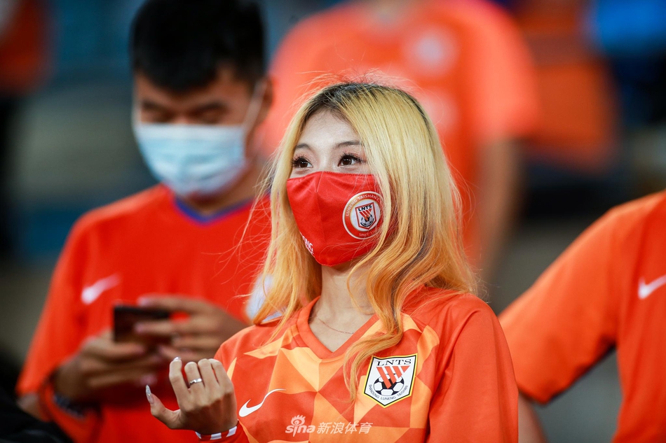 山东美女球迷现场助阵鲁能