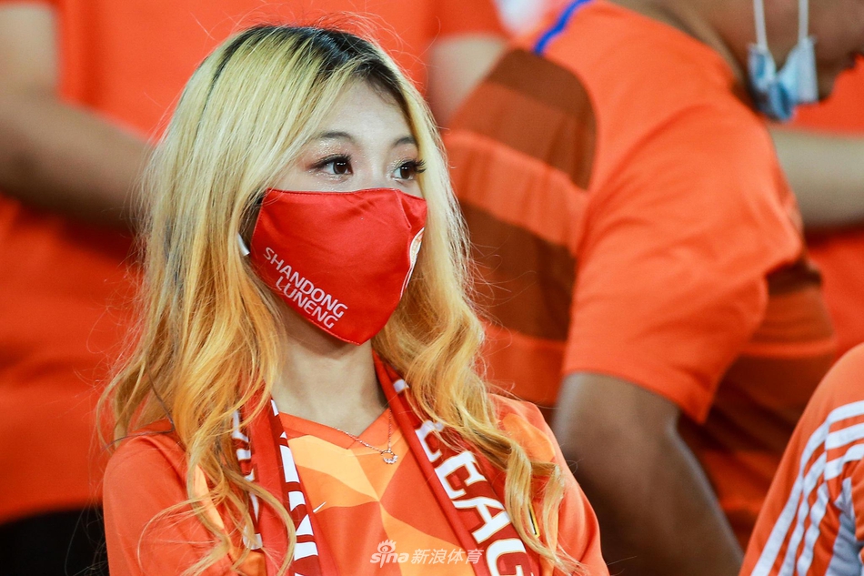 山东美女球迷现场助阵鲁能